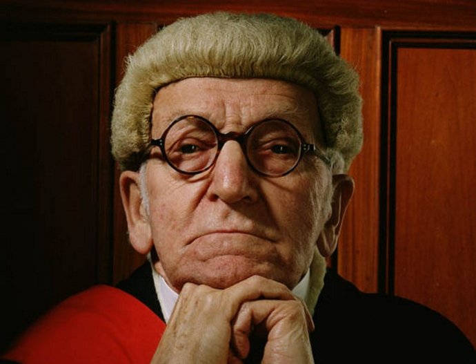 Стало известно, у кого самые большие пенсии в Украине