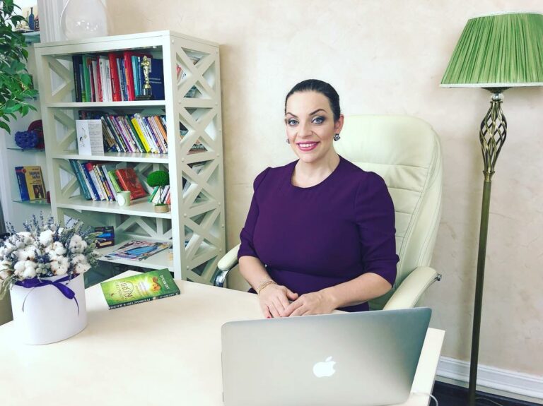Звездный психолог Наталья Холоденко села на шпагат спустя месяц после родов  - today.ua