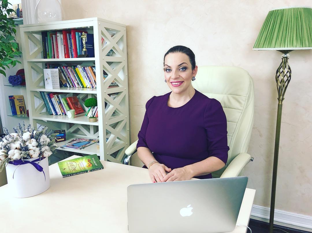 Звездный психолог Наталья Холоденко села на шпагат спустя месяц после родов - today.ua