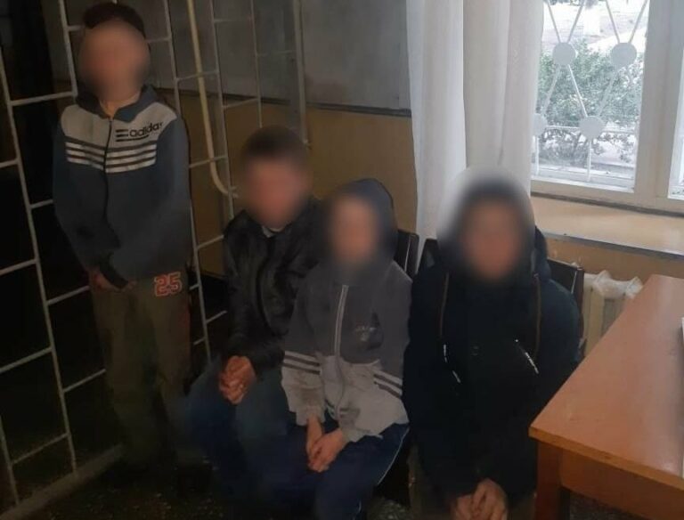 На Київщині четверо п'яних дітей розгромили кладовище: є фото - today.ua
