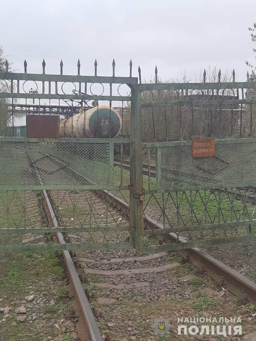 На Київщині четверо п'яних дітей розгромили кладовище: є фото