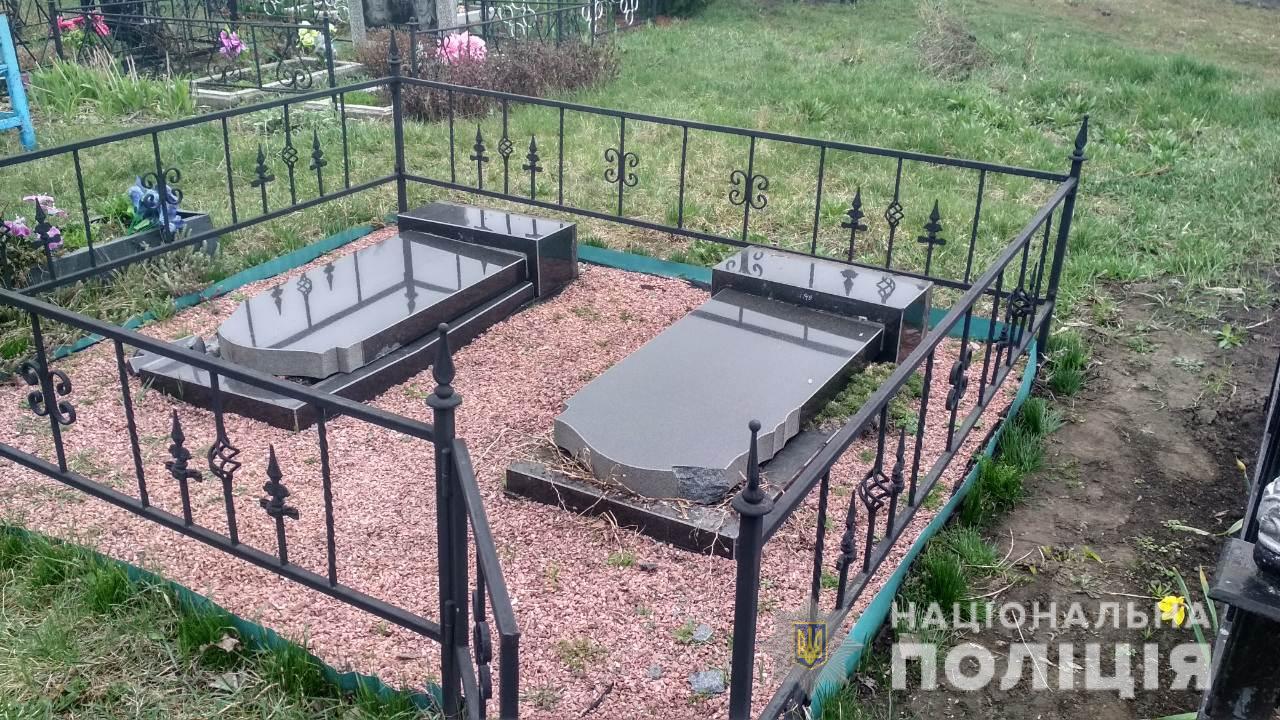 На Київщині четверо п'яних дітей розгромили кладовище: є фото
