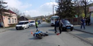 Мотоциклист травмировал женщину с двухлетним ребенком, которые нарушили ПДД - today.ua