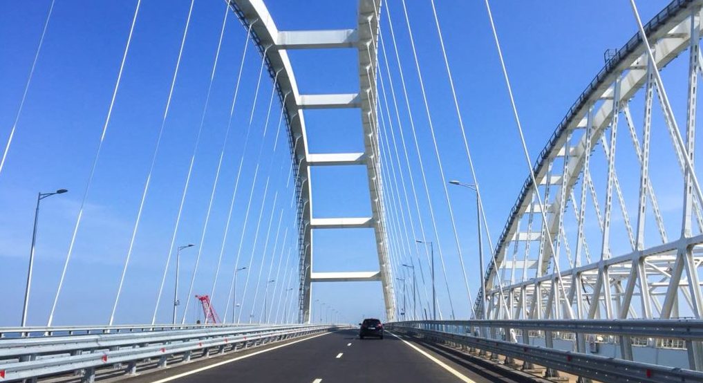 Движение по Крымскому мосту перекроют: известны подробности