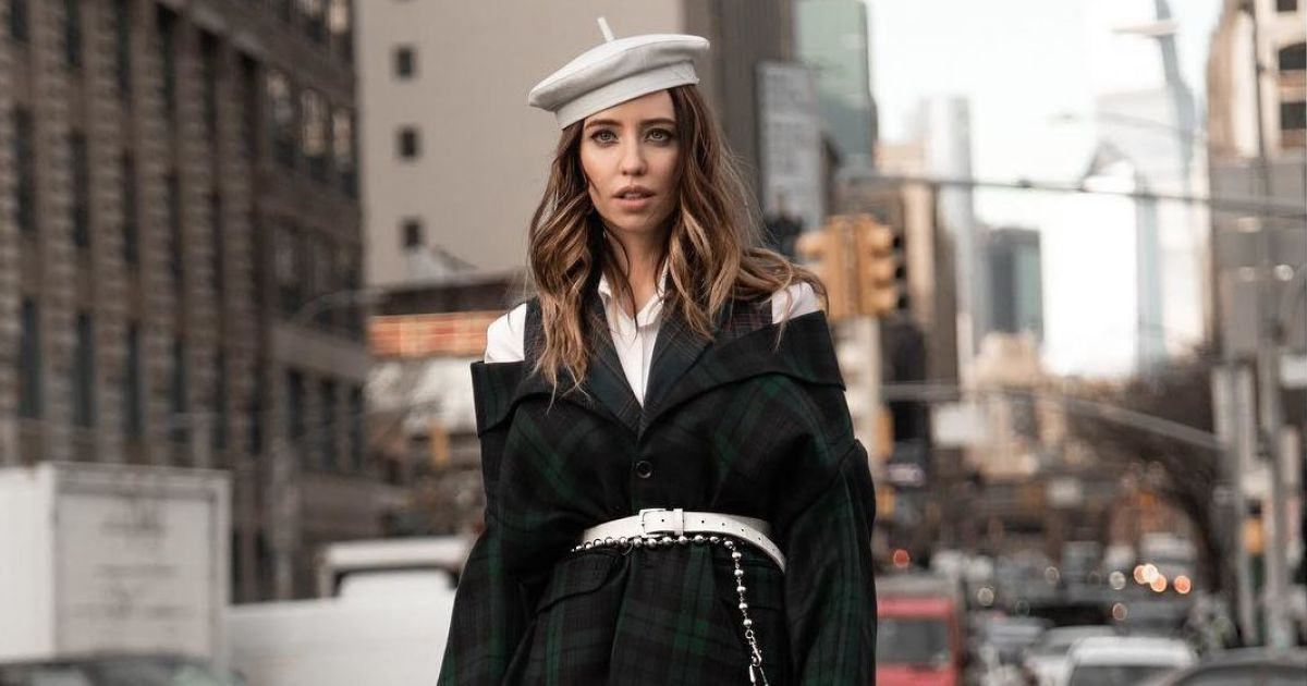 Надя Дорофеева объездила Париж на самокате