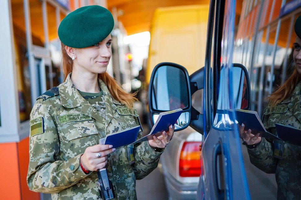Українські прикордонники борються з чергами на кордоні з Польщею
