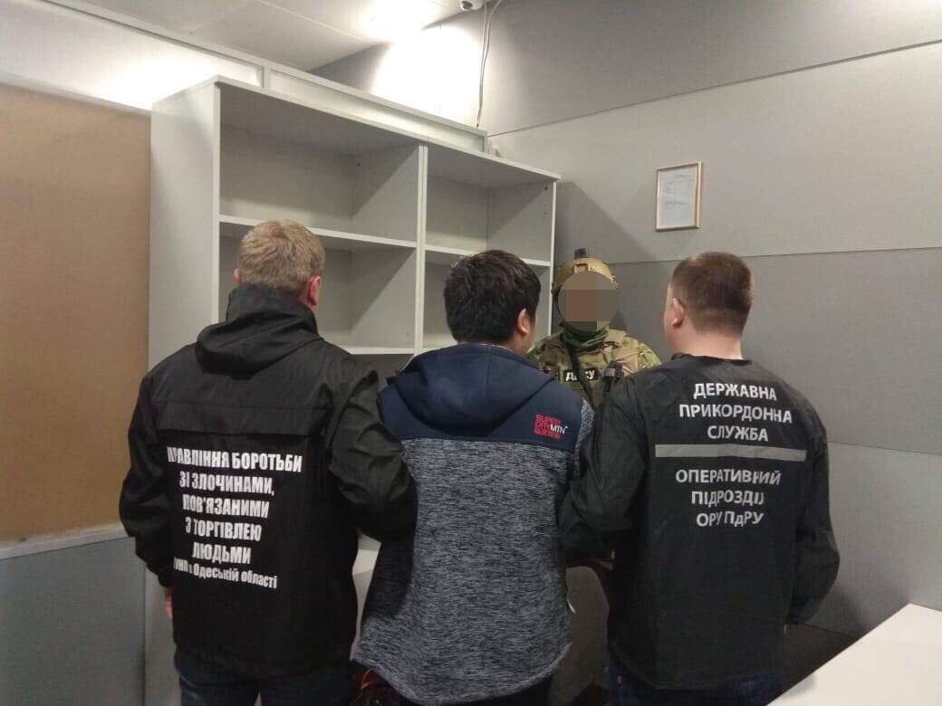 Иностранцы вербовали украинок для оказания интимных услуг в Китае