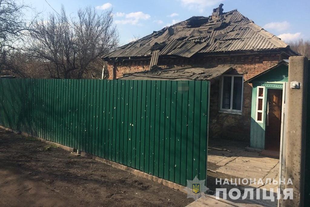 Боевики на Донбассе из гранатомета обстреляли дома мирных жителей