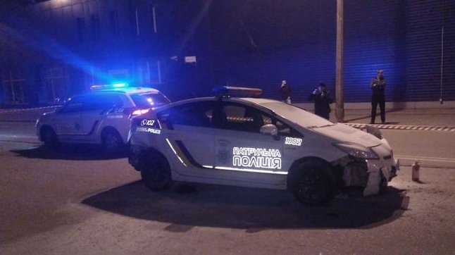 Як затримували зловмисника, який викрав поліцейське авто і збив патрульну: опубліковано відео - today.ua