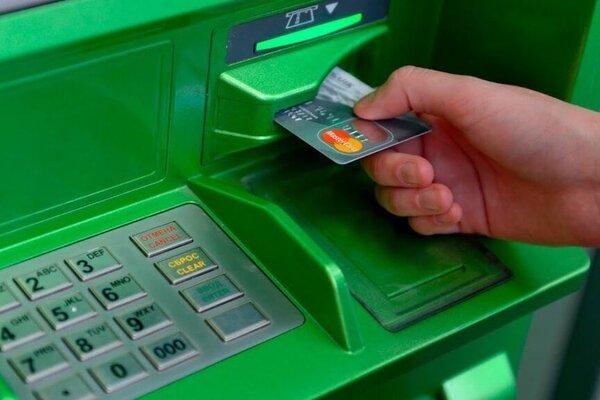 Клиентам ПриватБанка рассказали, что делать, если банкомат “проглотил“ карту и не отдает: пошаговая инструкция 