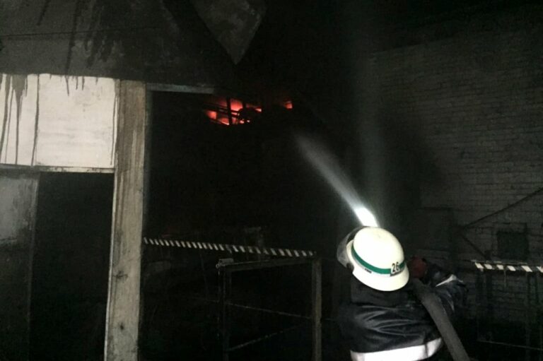 На заводе Ахметова произошел пожар: опубликовано видео - today.ua