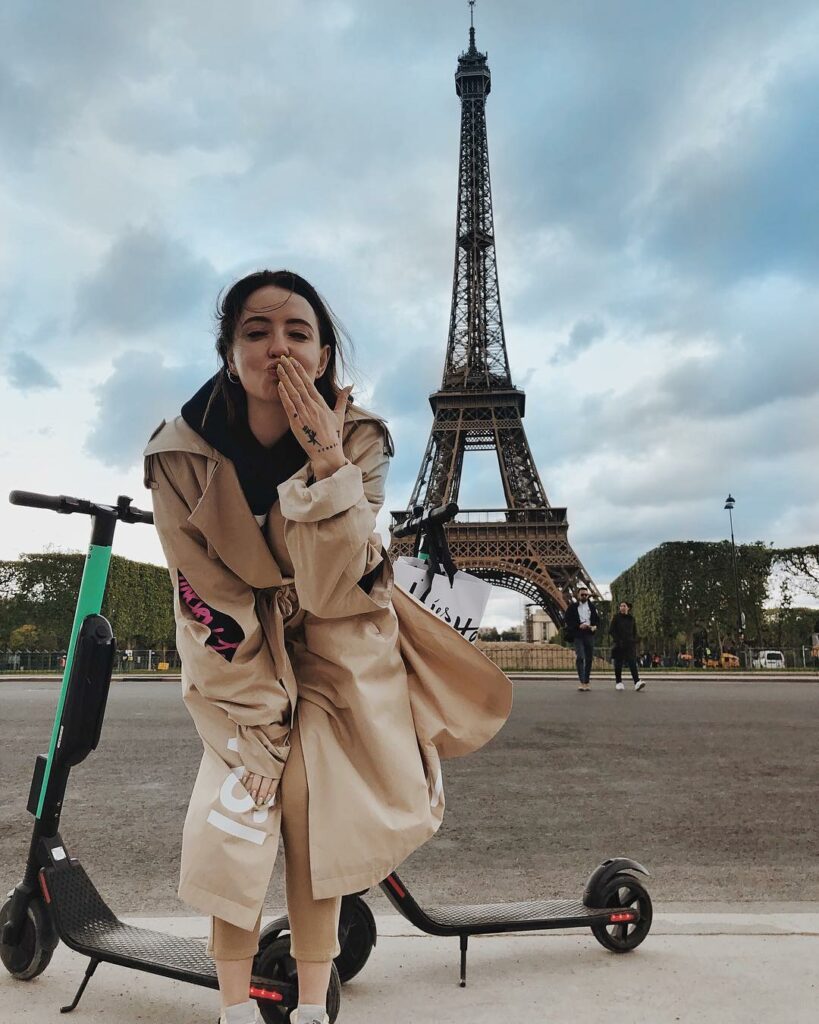 Надя Дорофеева объездила Париж на самокате