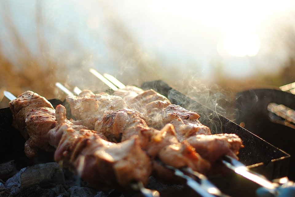 Шашлык получится сочным и мягким: как правильно выбрать мясо для пикника
