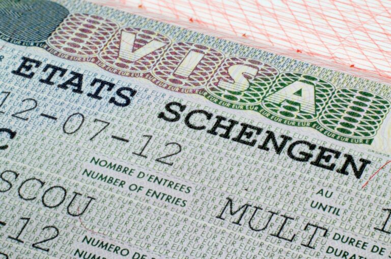 Украинцам стали меньше выдавать шенгенских виз: стала известна причина - today.ua