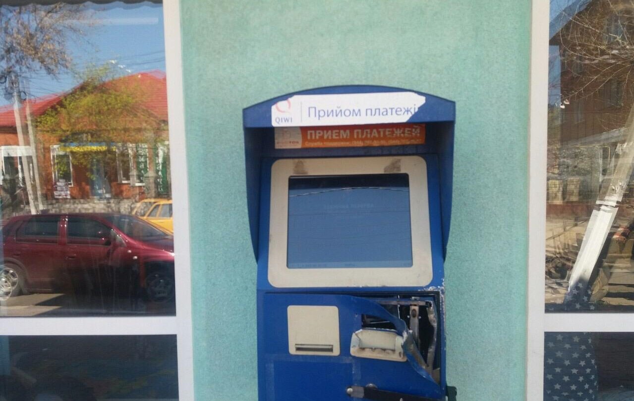 Троє хлопців за допомогою сокири розкурочили платіжні термінали