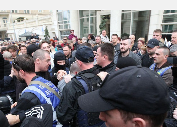 В Киеве под офисом Зеленского произошла потасовка  