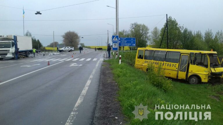 Під Луцьком сталася смертельна ДТП зі шкільним автобусом та вантажівкою - today.ua