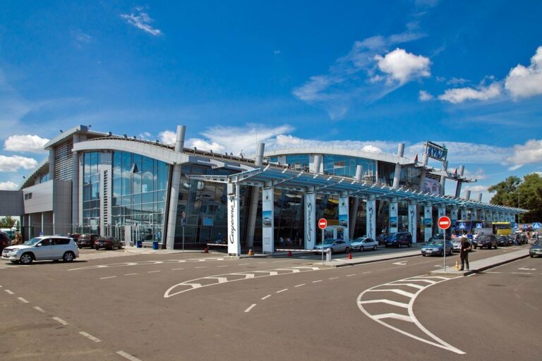 Россиянин устроил дебош в аэропорту “Жуляны“ из-за отказа в пропуске в Украину - today.ua