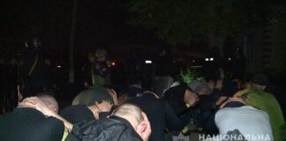 Рейдерське захоплення заводу у Вінниці: “тітушки“ кидали каміння і димові шашки - today.ua