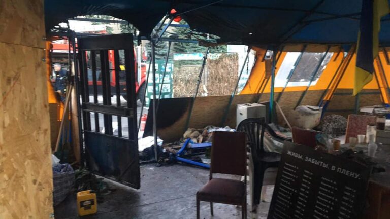 В Харькове сожгли волонтерскую палатку “Все для победы“ - today.ua
