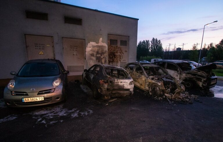 В Киеве ночью сгорели четыре машины - today.ua