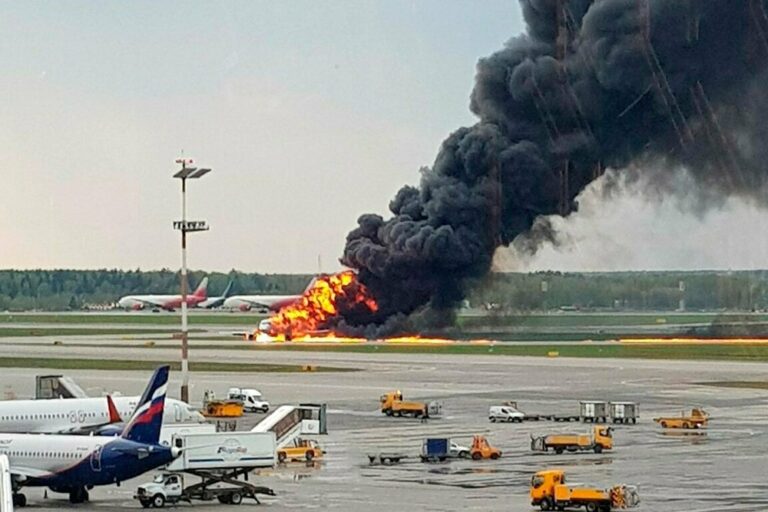 Российский авиаэксперт назвал одну из причин большого количества жертв пожара на самолете в Шереметьево - today.ua