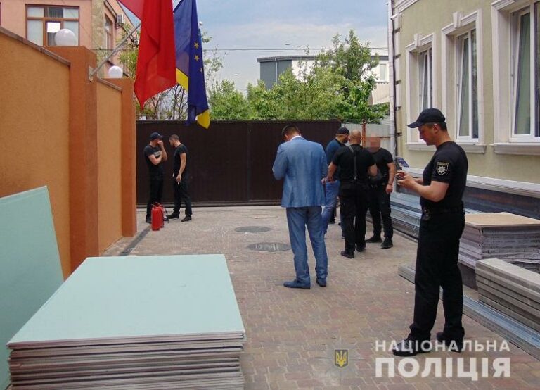 У Києві люди в балаклавах намагались захопити готель - today.ua