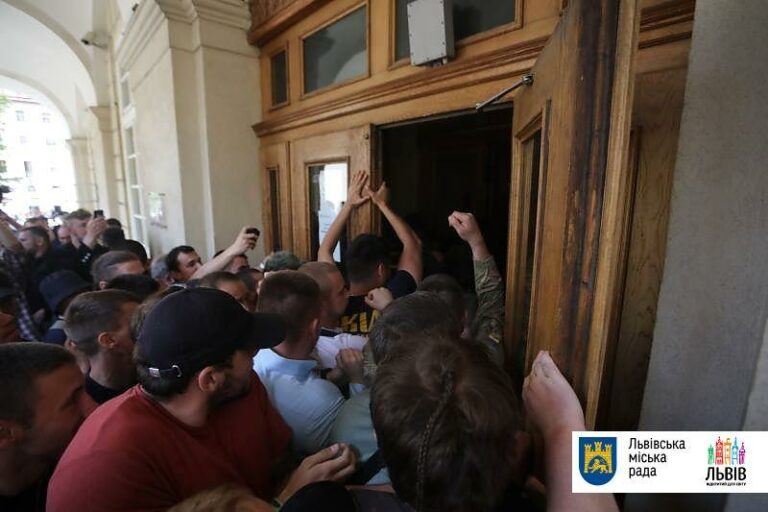 У Львові штурмували міськраду - today.ua
