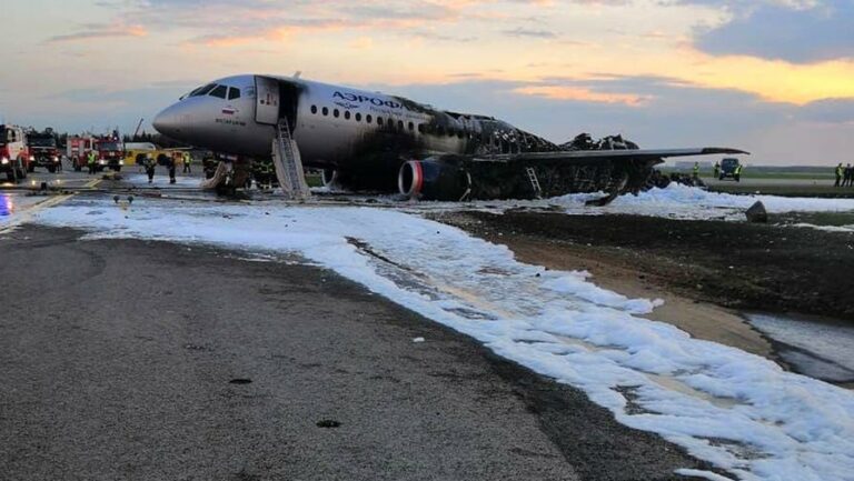 Появилось видео жесткой посадки самолета в Шереметьево - today.ua