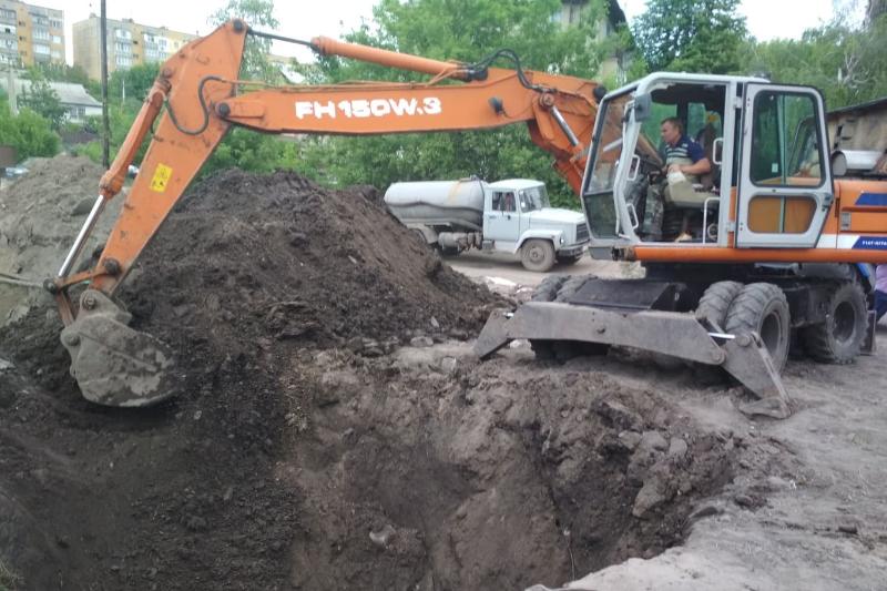 На Харьковщине коммунальщика засосало в колодец канализационного коллектора