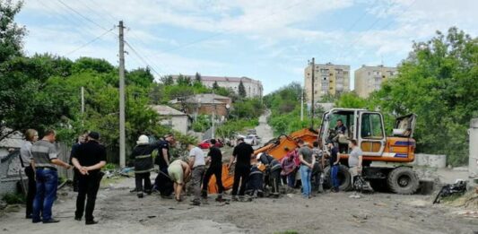 На Харьковщине коммунальщика засосало в колодец канализационного коллектора - today.ua