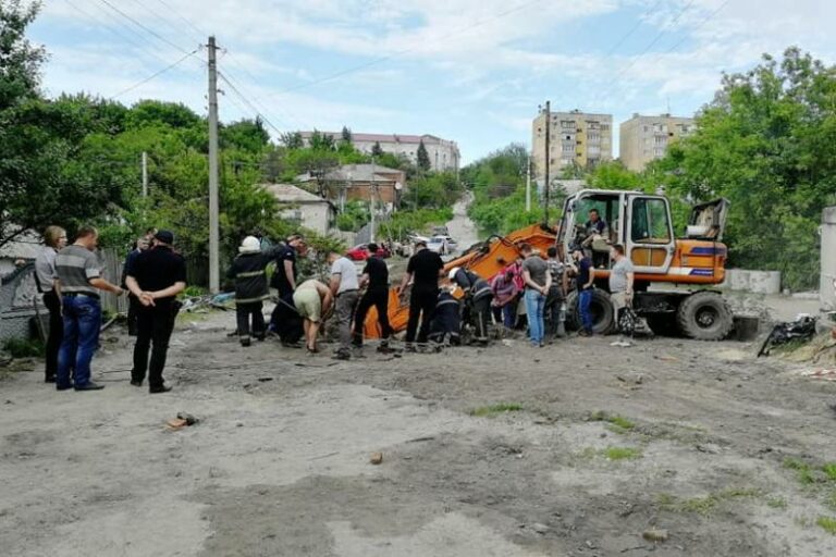 На Харьковщине коммунальщика засосало в колодец канализационного коллектора - today.ua