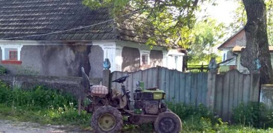 На Хмельниччине мужчина погиб под колесами трактора - today.ua