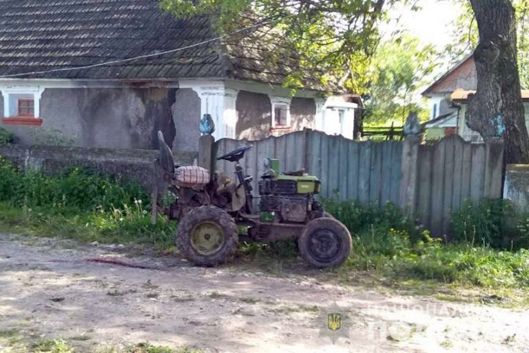 На Хмельниччині чоловік загинув під колесами трактора - today.ua