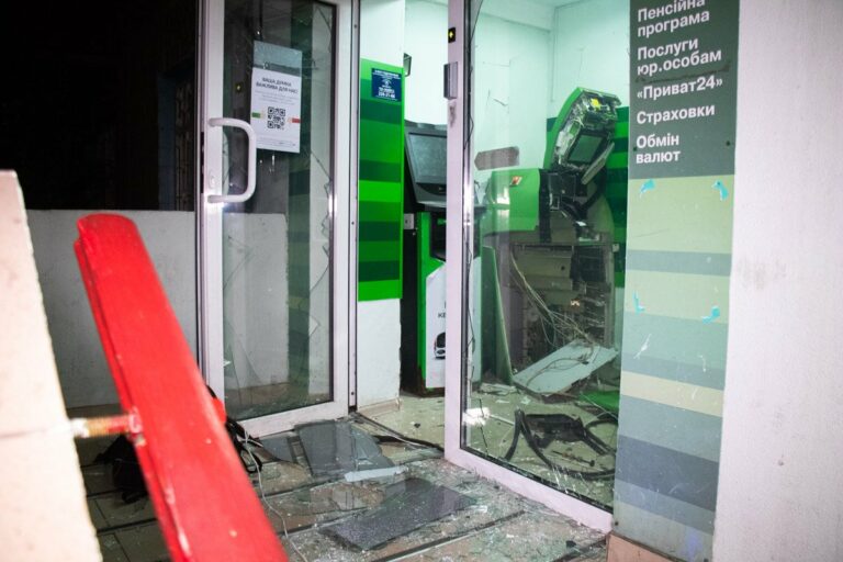 У Києві грабіжники підірвали банкомат ПриватБанку - today.ua