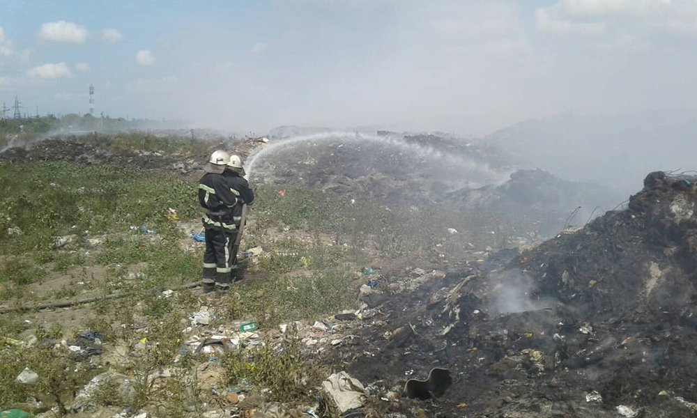 Біля Миколаєва палає сміттєзвалище