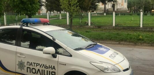 Неповнолітній разом із матір'ю побили поліцейського - today.ua