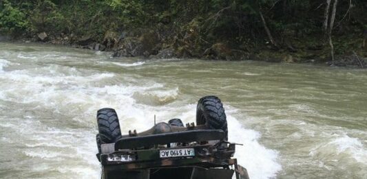 Прокуратура затримала водія вантажівки, яка впала з туристами з обриву у Карпатах  - today.ua