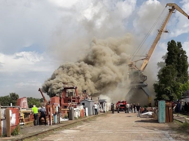 Рятувальники загасили пожежу на заводі Порошенка - today.ua