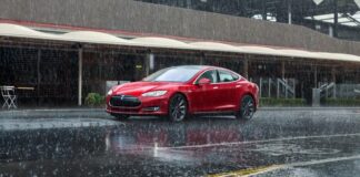 Электрокару Tesla удалось без последствий проехать по затопленной улице - today.ua