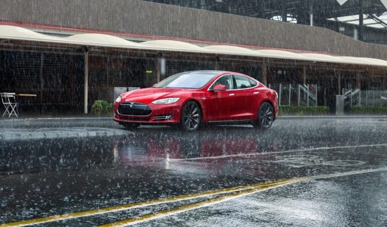 Электрокару Tesla удалось без последствий проехать по затопленной улице - today.ua