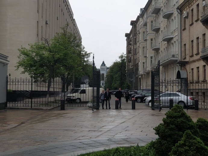 Зеленський прибрав охорону біля Адміністрації президента 