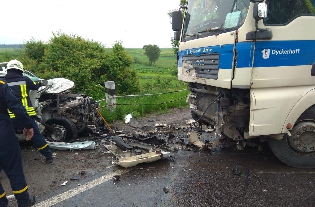 Возле Тернополя произошло лобовое столкновение: есть погибшие и пострадавшие