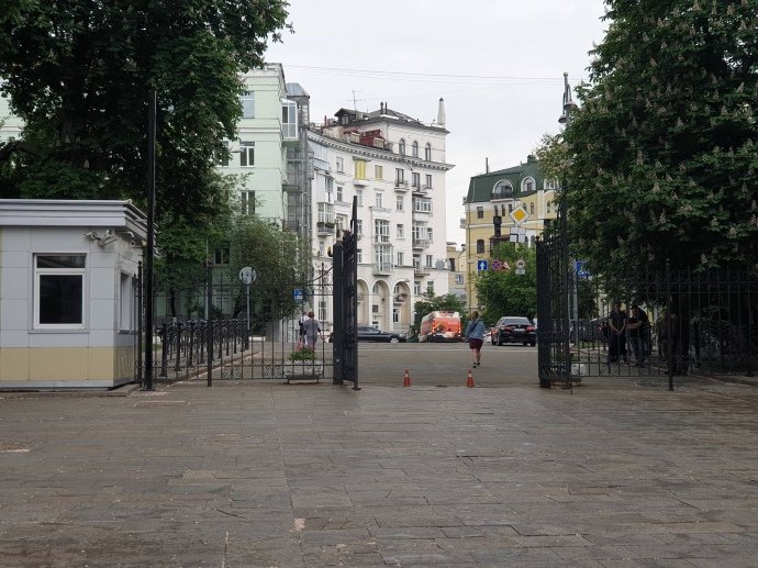 Зеленский убрал охрану возле Администрации президента 