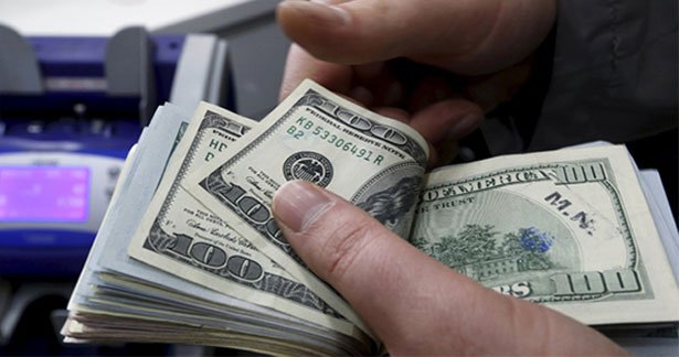Доллар обновил четырехлетний минимум в Украине: валюта продолжает дешеветь  - today.ua