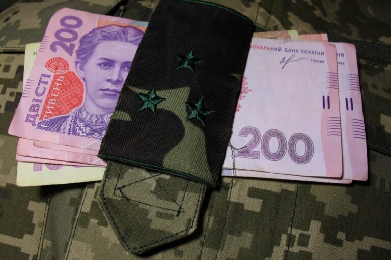 Рядовым - по 3 тысячи долларов: озвучены новые зарплаты военных, за которые будут голосовать депутаты - today.ua