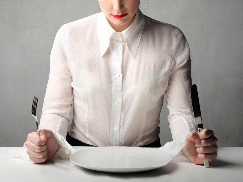 Эксперты назвали самые вредные методы похудения