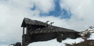 У Карпатах віднайшли старовинну колибу: з'явилися фото - today.ua