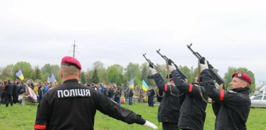 У Баришівці поховали майора поліції, якого вбили пострілом у шию  - today.ua