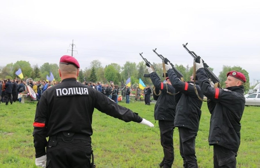 У Баришівці поховали майора поліції, якого вбили пострілом у шию